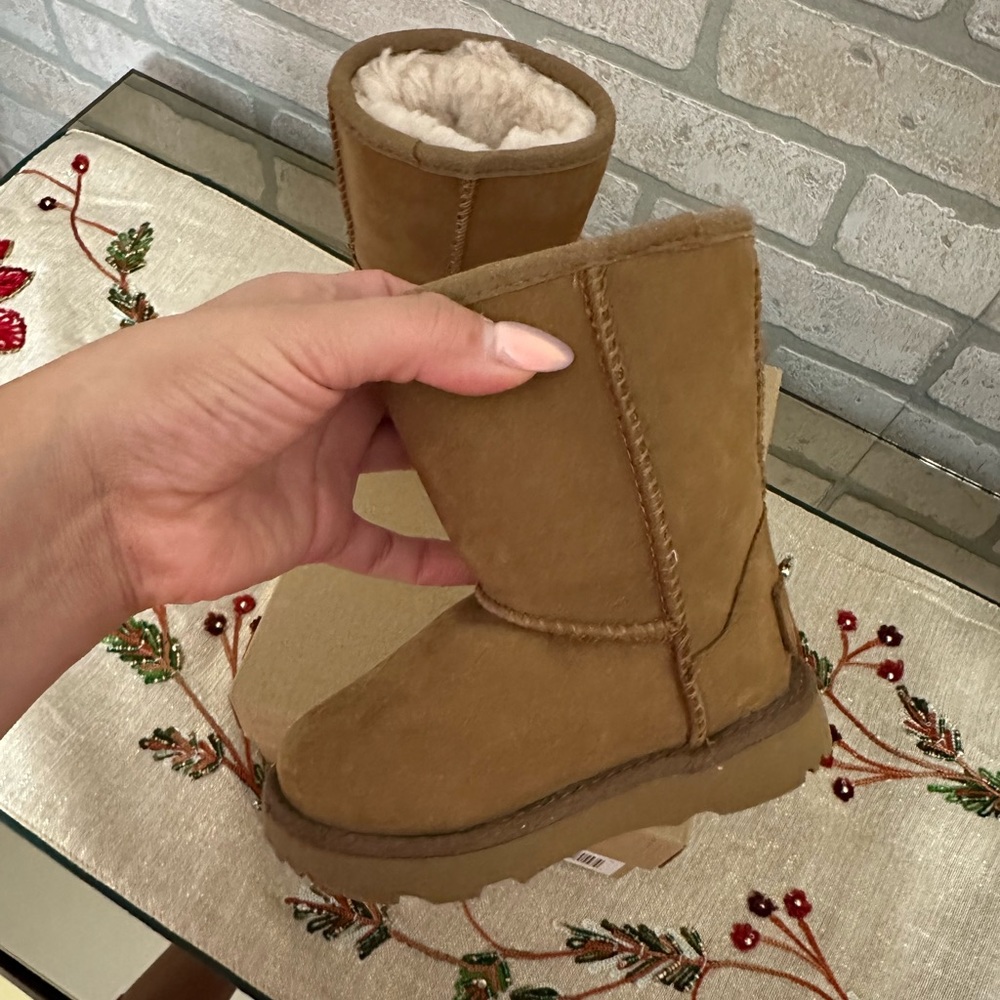 UGG T Classic - Size 7
